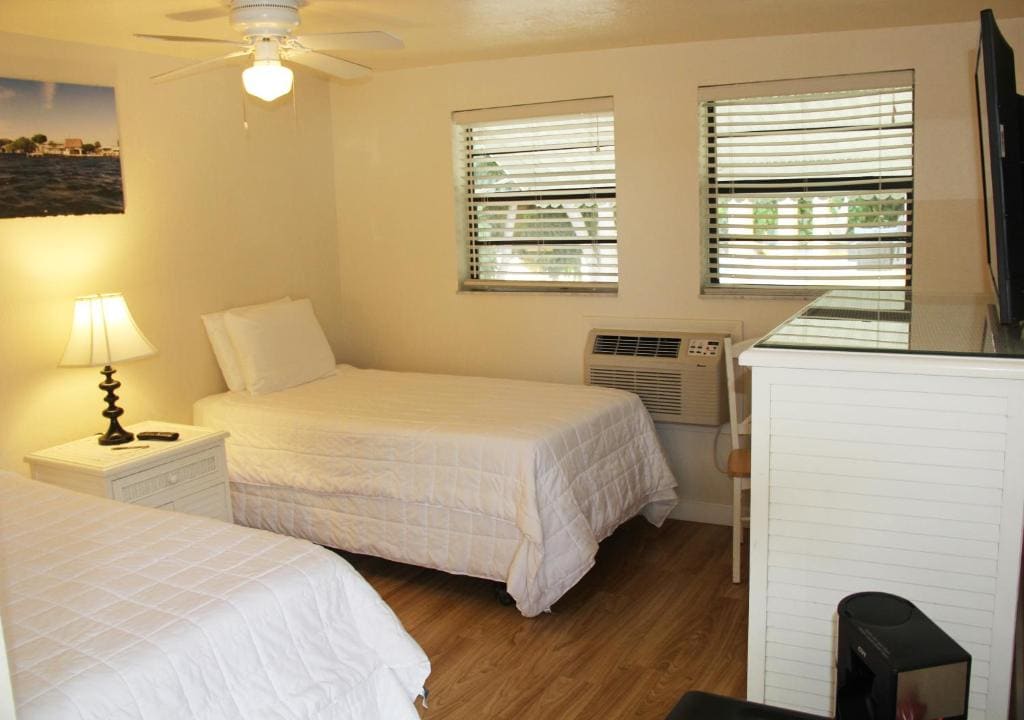 Small Twin Room room - Image 2