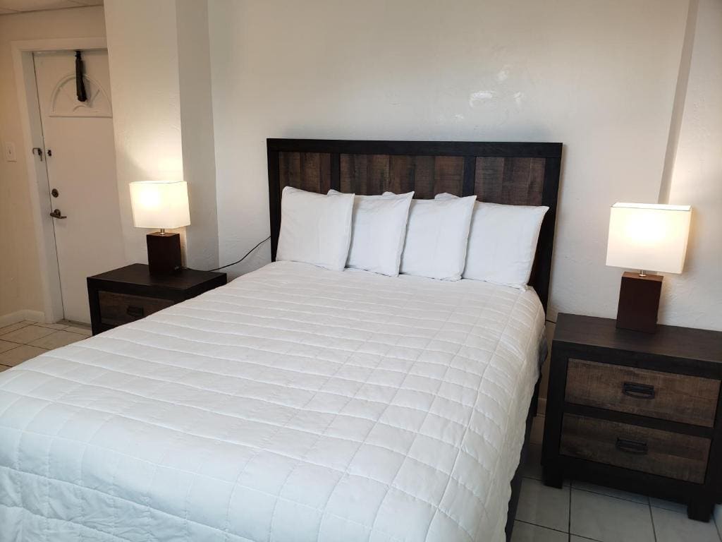 Small Double Room room - Image 1