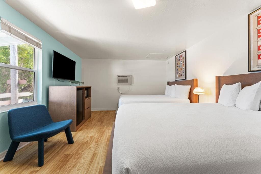Standard Queen/Queen Accessible Room room - Image 3