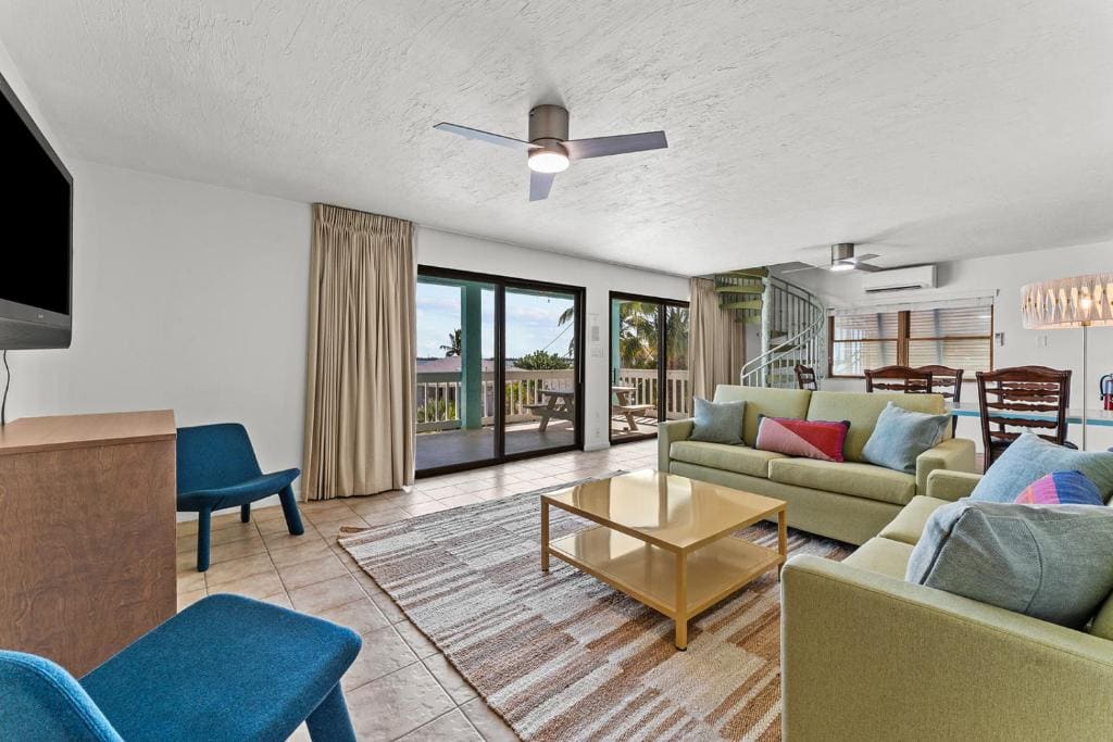 One-Bedroom Suite with Two Queen Beds - Water View room - Image 2