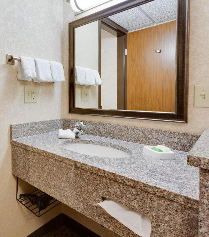 Queen Room with Two Queen Beds - Non-Smoking room - Image 3