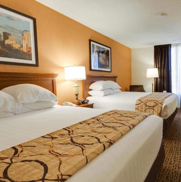 Queen Room with Bath Tub - Mobility/Hearing Accessible - Non-Smoking room - Image 1