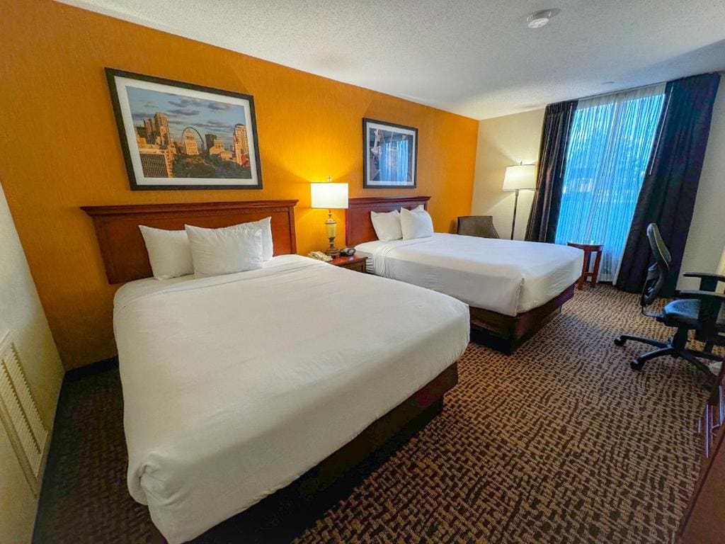 Queen Room with Two Queen Beds - Non-Smoking room - Image 2