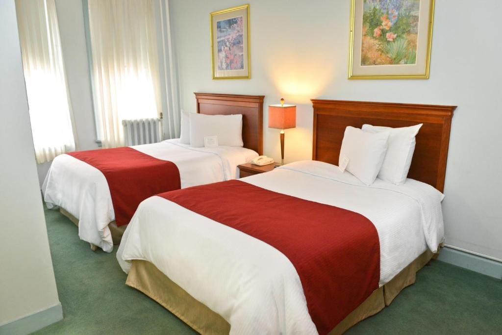 Double Room with Two Double Beds - Hotel room - Image 3