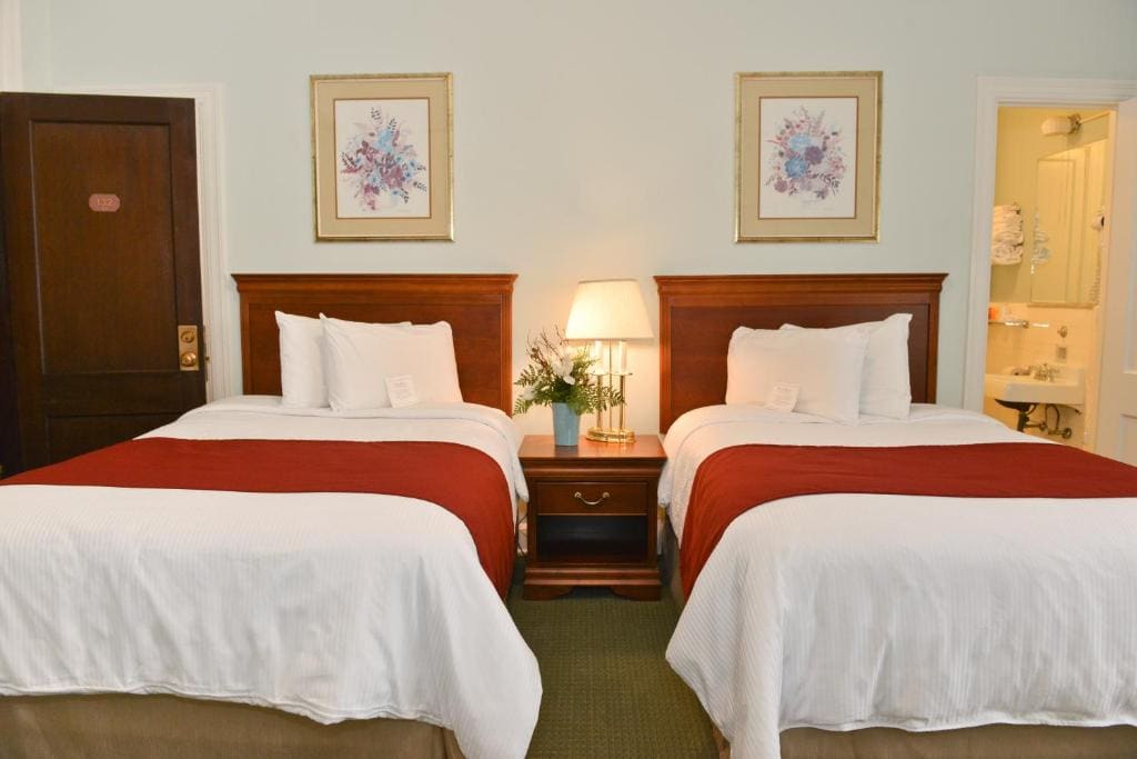 Double Room with Two Double Beds - Hotel room - Image 2