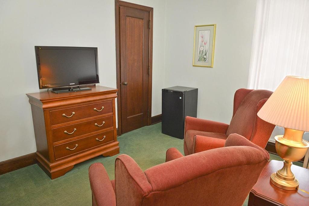 King Room with Seating Area - Hotel room - Image 1