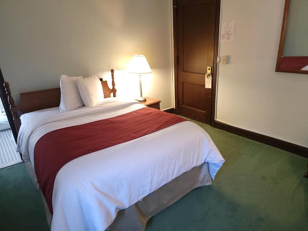 One Double Bed - Hotel room - Image 2