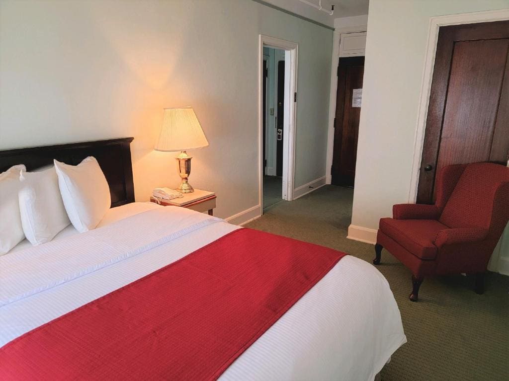 Queen Room with Seating Area - Hotel room - Image 3