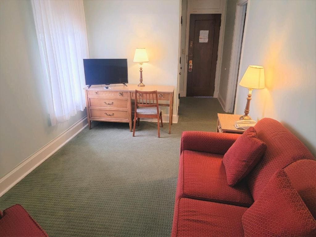 Queen Room with Seating Area - Hotel room - Image 2