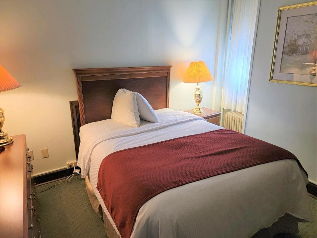 Two Bedrooms with Seating Area - Hotel room - Image 1