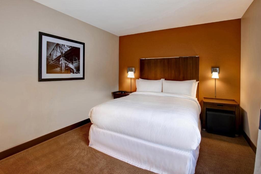 Suite, 1 Queen, Sofa bed, Towers Building room - Image 3