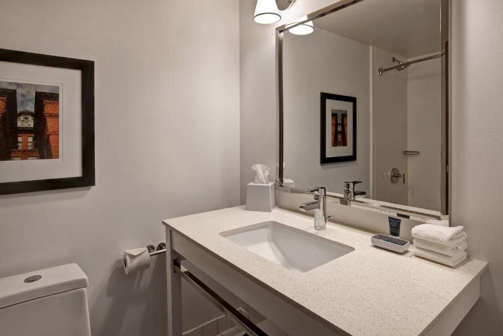 Guest room, 2 Queen, towers building room - Image 3