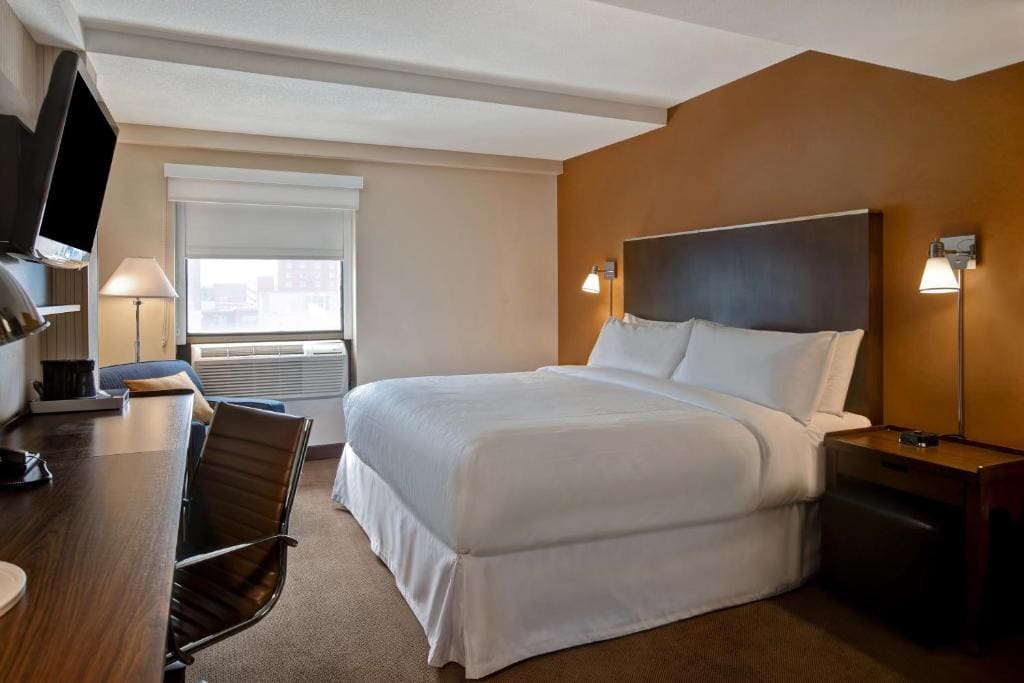 Larger Guest room, 1 King room - Image 2
