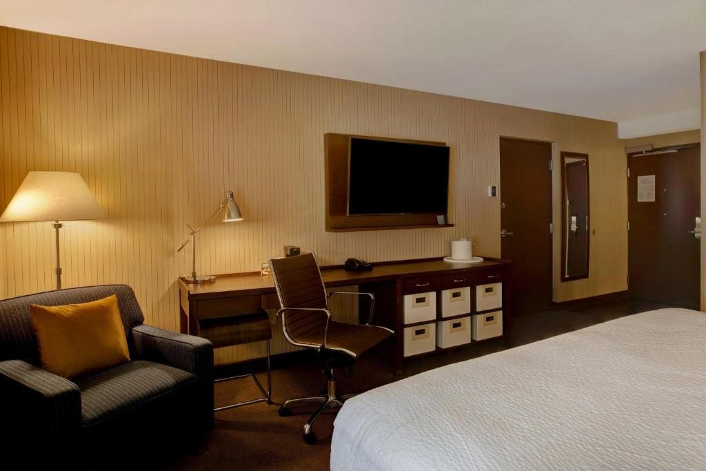 Guest Room, 1 King room - Image 3