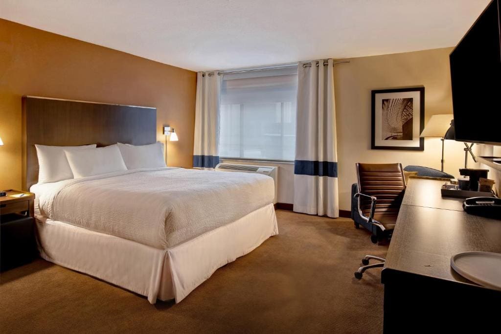 Guest Room, 1 King room - Image 1