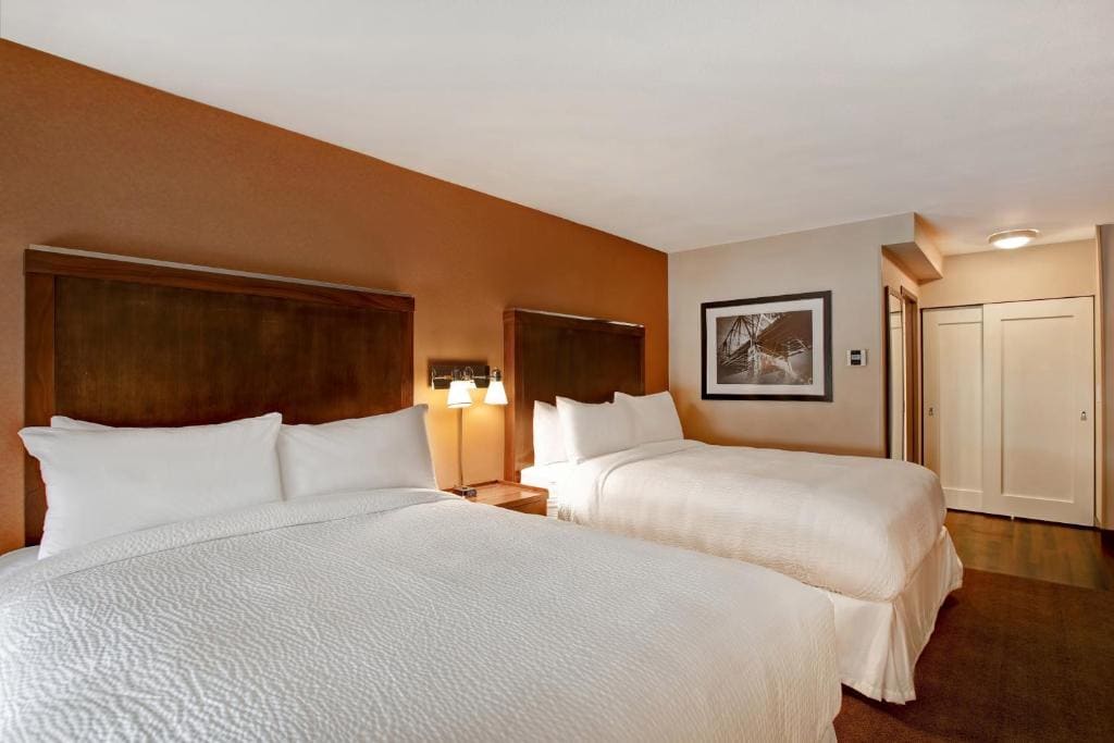 Guest room, 2 Queen, towers building room - Image 1