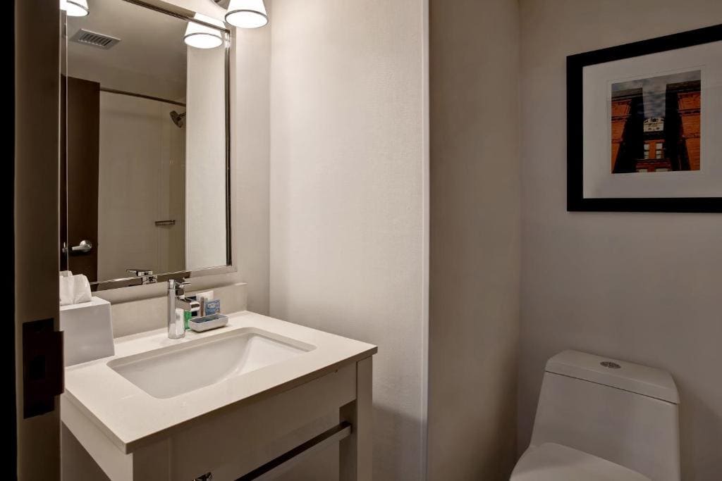 Larger Guest room, 1 King room - Image 3