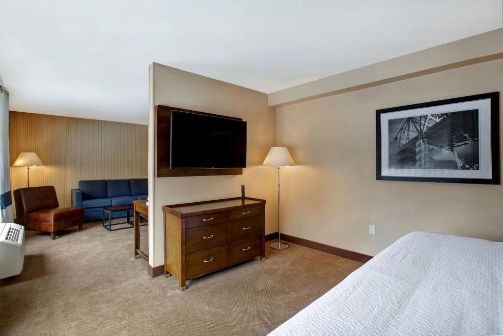 Junior Suite, 1 King, Sofa bed, Towers Building room - Image 2