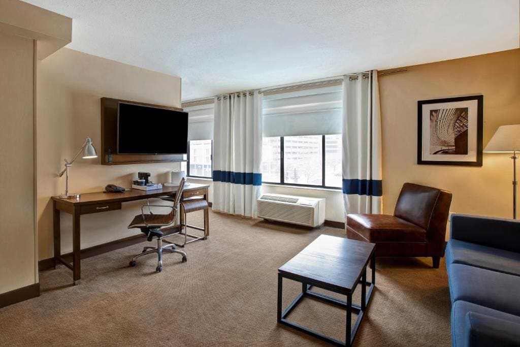 Executive Suite, 1 King, Towers Building room - Image 1
