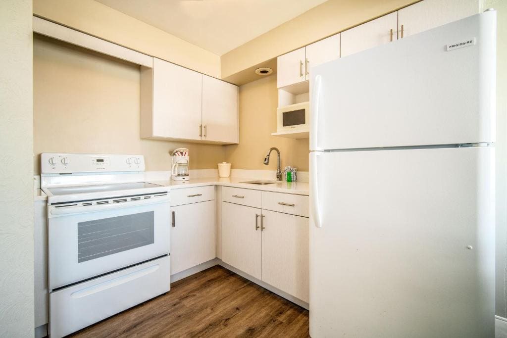 Efficiency with Oceanfront View - North Tower room - Image 2