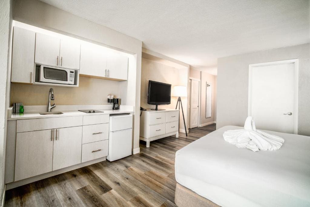 Oceanfront Kitchenette Room - One King Bed and One Sofabed room - Image 2
