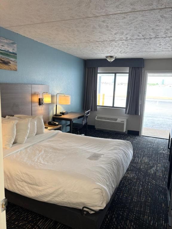 Queen Room with One Queen Bed and Tub with Grab Bars - First Floor - Building 2 - Mobility Accessible - Non-Smoking room - Image 2