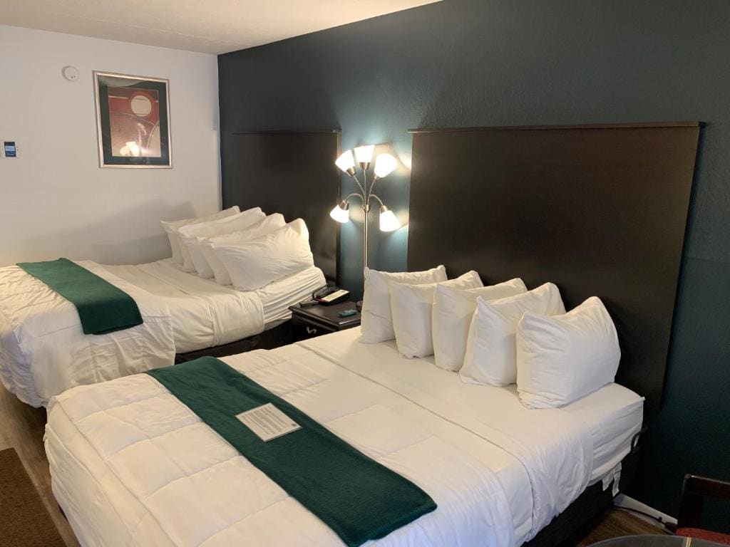 Queen Room with One Queen Bed and Tub with Grab Bars - First Floor - Mobility Accessible - Non-Smoking room - Image 3