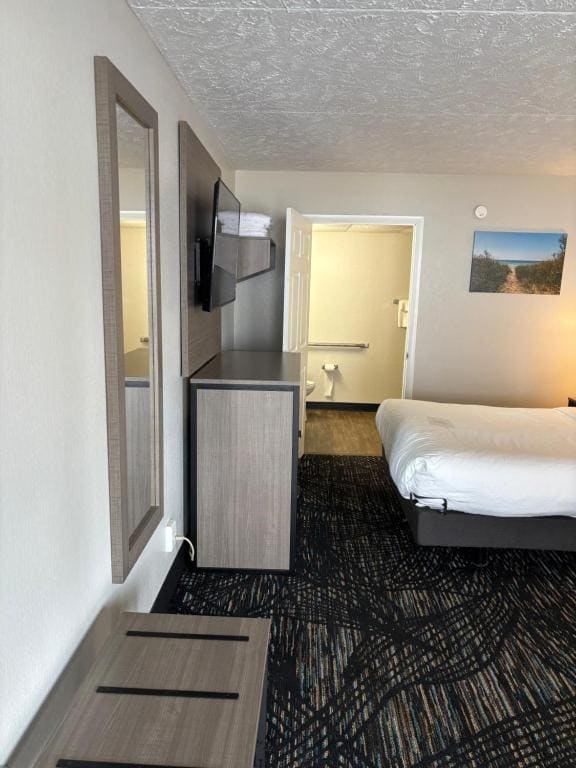 Queen Room with One Queen Bed and Tub with Grab Bars - First Floor - Building 2 - Mobility Accessible - Non-Smoking room - Image 3