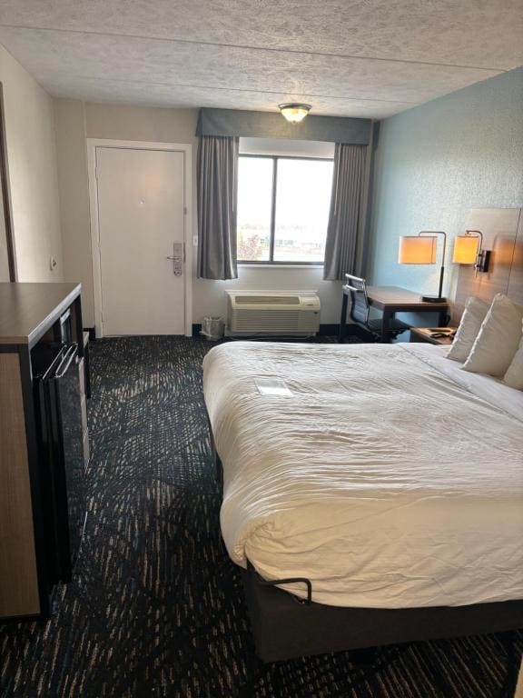 King Room with One King Bed - Second Floor - Building 2 - Bay View - Non-Smoking room - Image 1