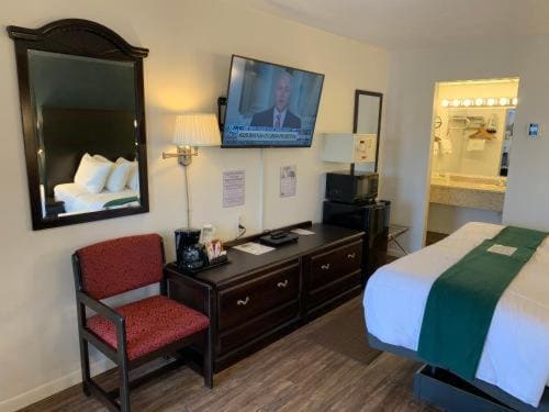 King Room with One King Bed - First Floor - Bay View - Non-Smoking room - Image 3