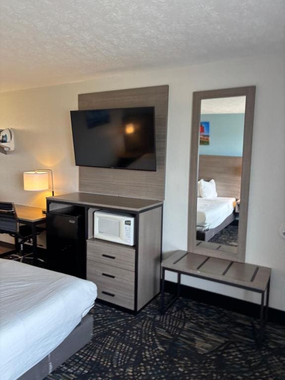 King Room with One King Bed - Second Floor - Bay View - Non-Smoking room - Image 2