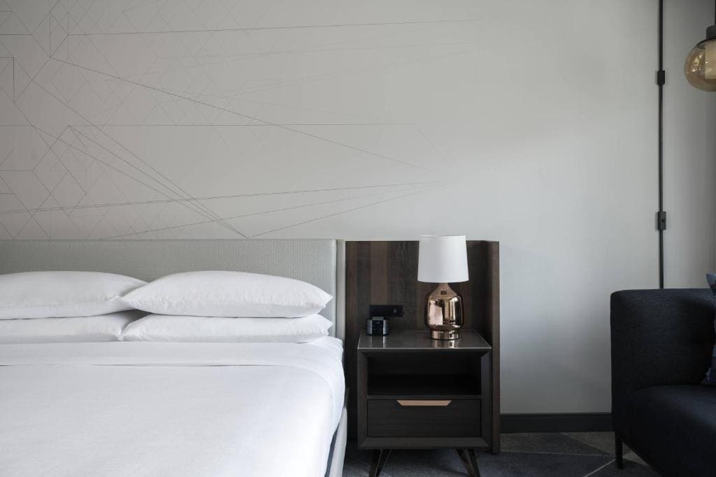 Larger Guest room, 1 King room - Image 2