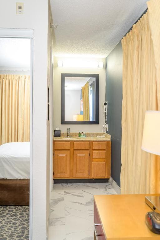 Deluxe Double or Twin Room room - Image 2