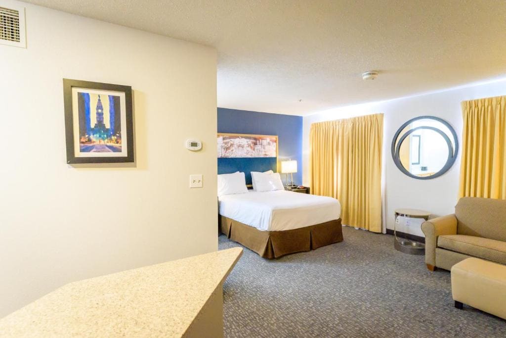 Deluxe Queen Suite room - Image 3