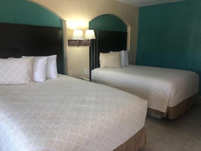 Queen Room with Two Queen Beds room - Image 2