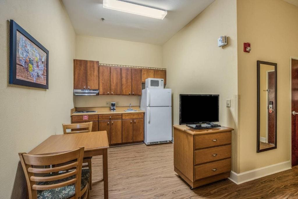 Queen Room with Two Queen Beds - Non-Smoking room - Image 3