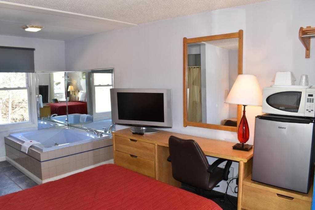 Suite with Hot Tub room - Image 3