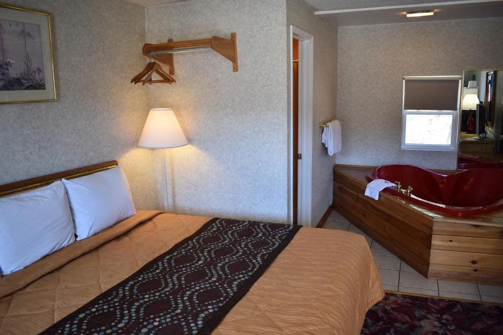 Suite with Hot Tub room - Image 1