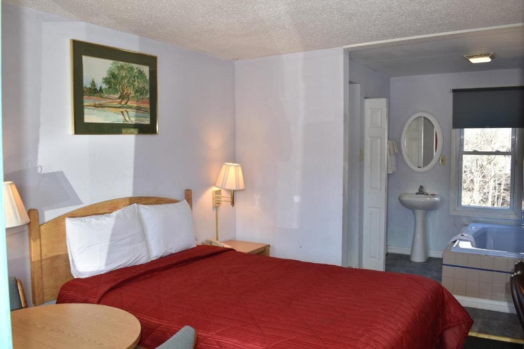 Suite with Hot Tub room - Image 2