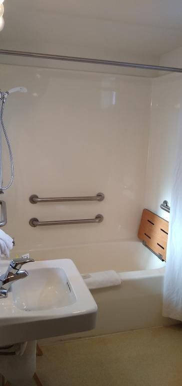 Deluxe Quadruple Room room - Image 2