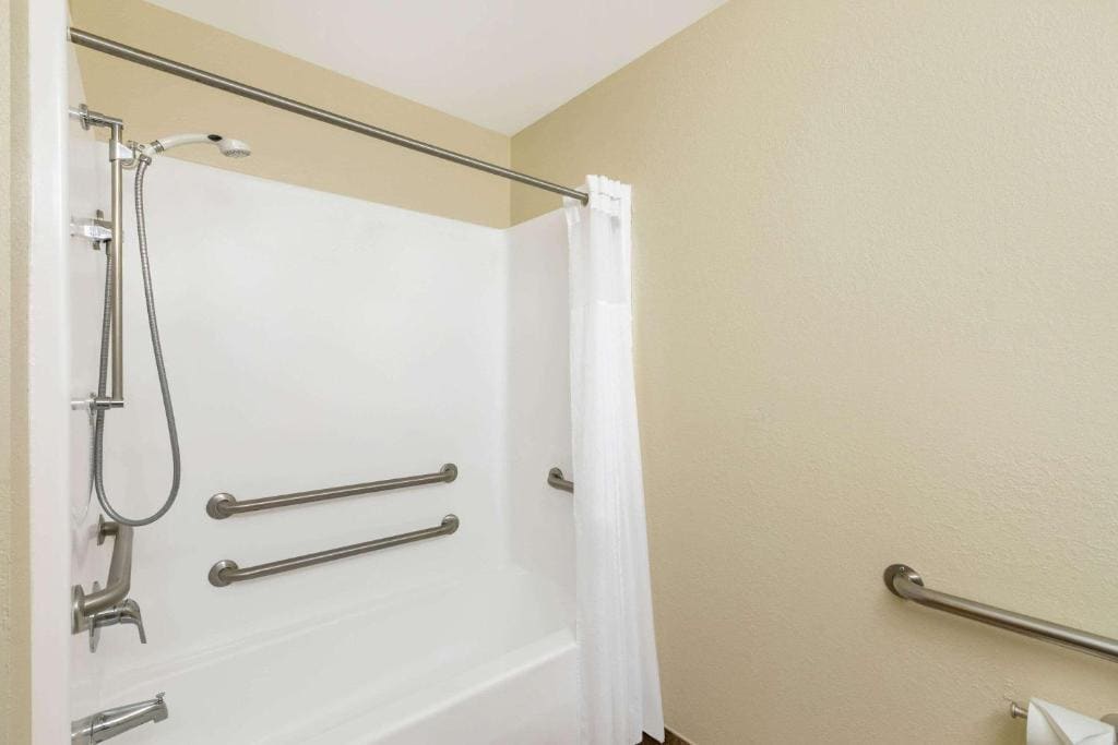 Queen Room with Two Queen Beds - Mobility Access/Non-Smoking room - Image 3