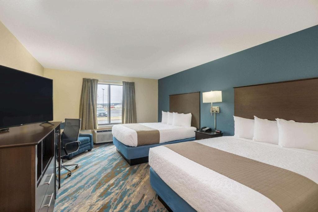 Queen Room with Two Queen Beds - Mobility Access/Non-Smoking room - Image 1