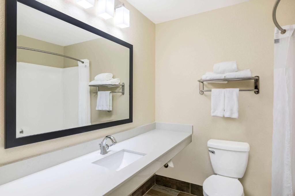 Queen Room with Two Queen Beds - Mobility Access/Non-Smoking room - Image 2