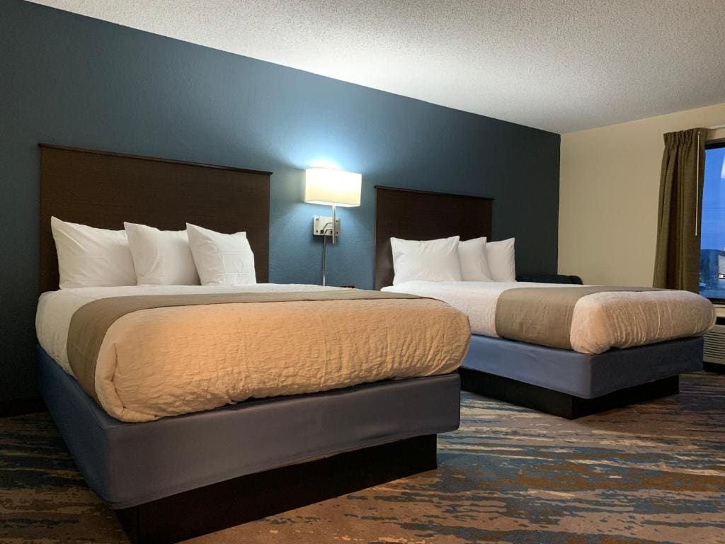 Queen Room with Two Queen Beds - Non-Smoking room - Image 2