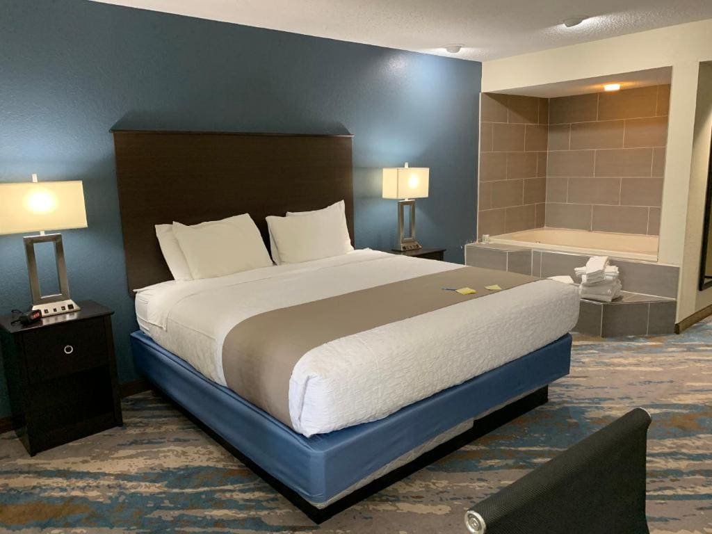 King Suite - Non-Smoking room - Image 3