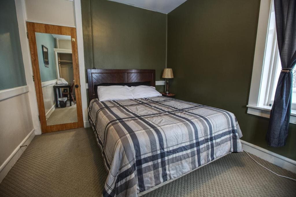 Queen Room with Shared Bathroom room - Image 2