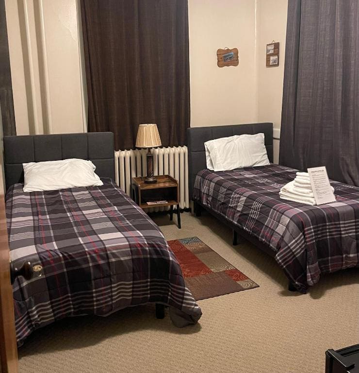 Standard Twin Room with Shared Bathroom room - Image 1