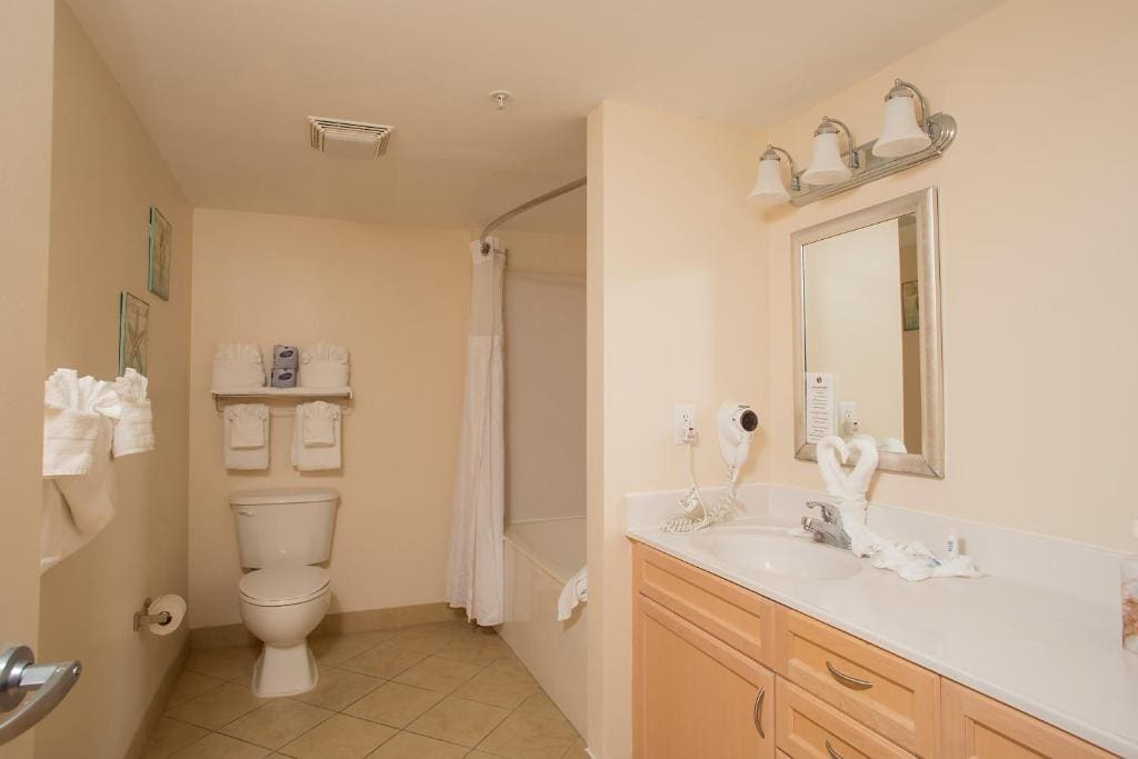 Deluxe Two-Bedroom Suite with Oceanfront View room - Image 3