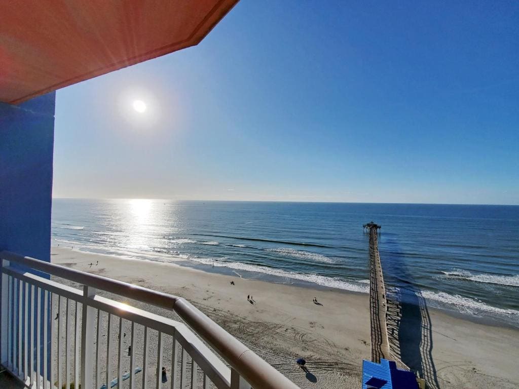 Deluxe Two-Bedroom Suite with Oceanfront View room - Image 2