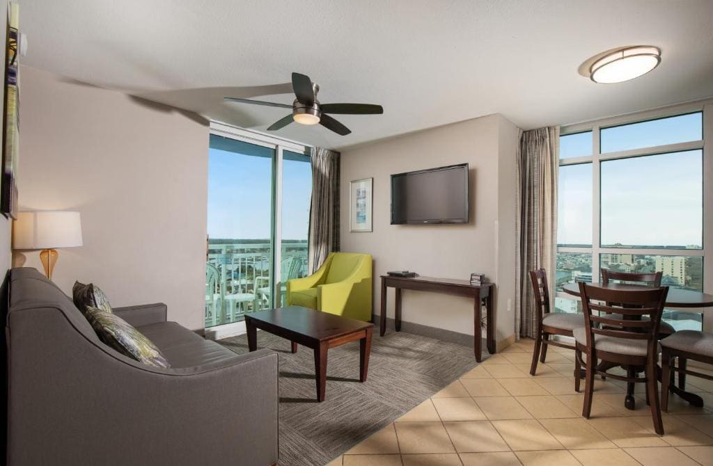 One-Bedroom Suite with Boulevard View room - Image 3